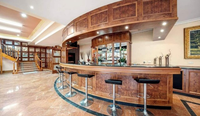 2 Single BR and 1Bd w/Cot and Shared Amenities!