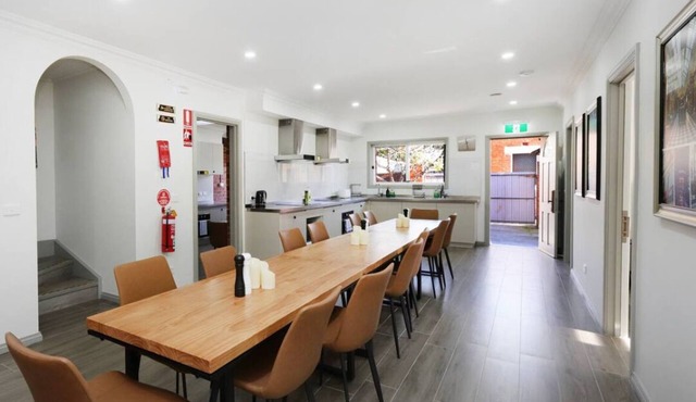 208 Luxe Queen Bedroom w/Private Ensuite Fast WiFi 24/7 Security 18 mins tram to CBD