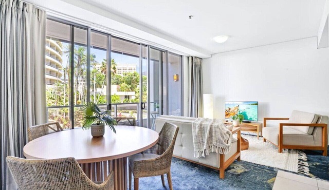 219 Harbour Lights| Waterfront Escape in Cairns | Pool + Balcony