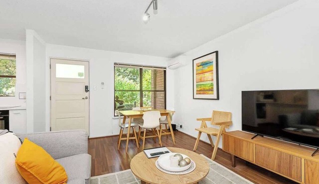 22 Heavenly Highgate 2 Bedrm & Parking-Walk to HBF