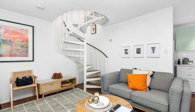 22 Heavenly Highgate 2 Bedrm & Parking-Walk to HBF