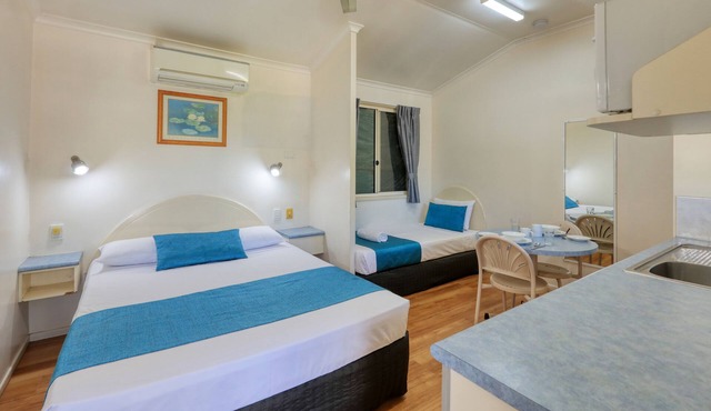 22 on Bowen Motel