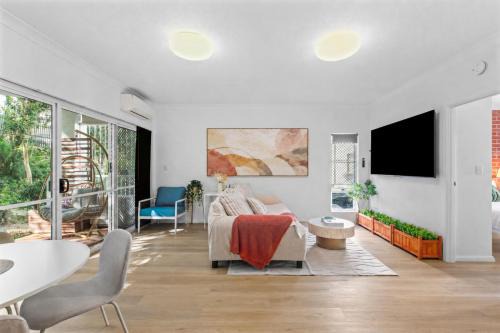 2BR 2BA Indooroopilly-Walk to Shops & Bus