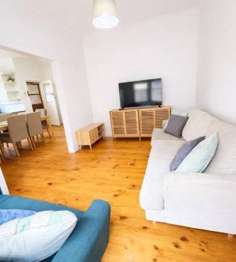 2BR Beachfront Escape in Largs North
