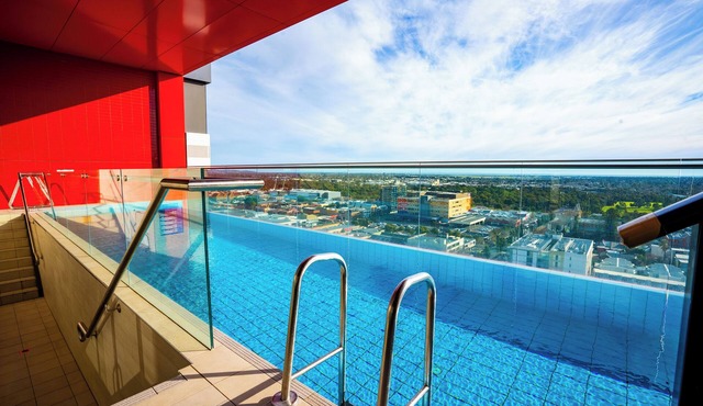 2BR Central Market Stay, Pool & Gym