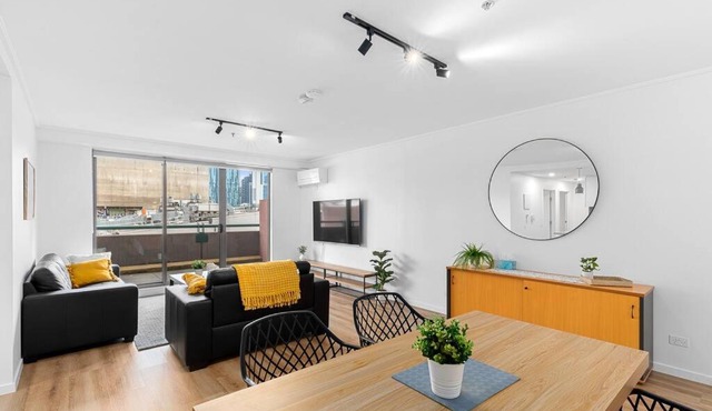 2BR in Paris End - Melbourne's Chicest Corner