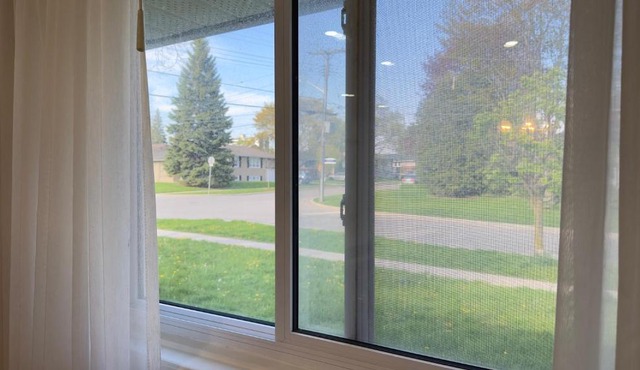 3 Bed 2 Bath Bungalow, Walk to Bus, 30 min to Downtown in Toronto