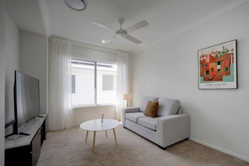 3 Lounges 5 Beds with Ducted Air condition Modern and Convenient in Rochedale