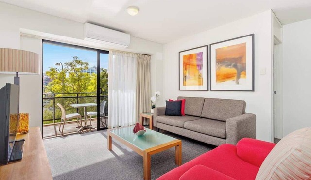 321 Heavenly Hay Sleeps 4 2BR Pool+Gym