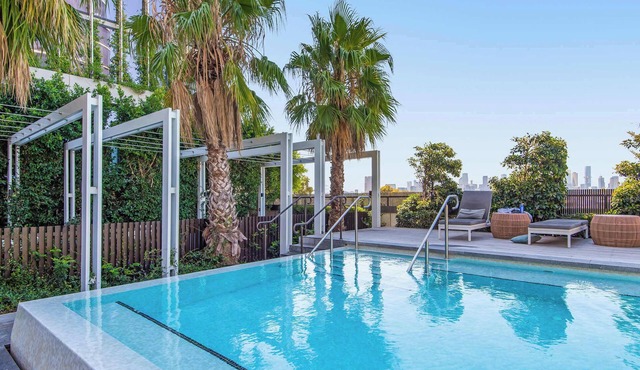 3BD beachside resort with parking, views and pool