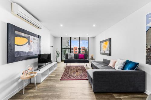3BR Apartment with secure Parking & Walk to Darling Harbour, ICC & CBD