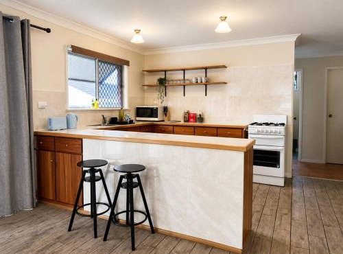 3BR Cottage Home w/Ample Parking - Holiday Home