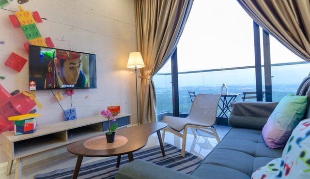 3BR D'Pristine Suite Near LEGOLAND, Stunning Views