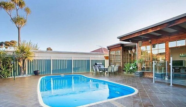 3BR house with pool, close to city and beaches!