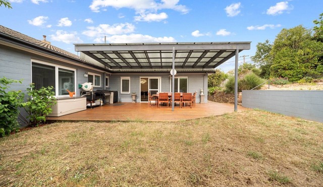 4-Bed Family Home with Spacious Backyard and BBQ