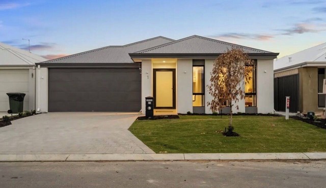 4-bedroom brand new house ,relaxing stays walking distance to Madora bay beach
