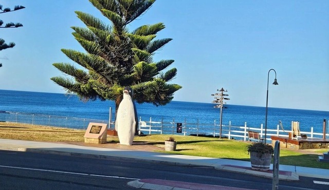 4 bedroom house less than 3 mins drive to the ocean