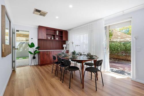 4BR Ardross Mid-Century Home Walk To Garden City