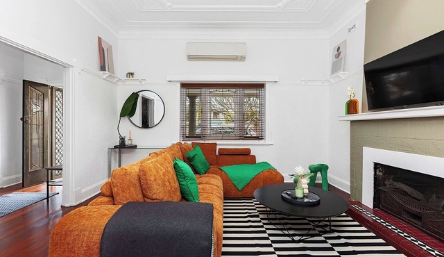 4BR Bedford Home - Chic Lounge & Garden Deck