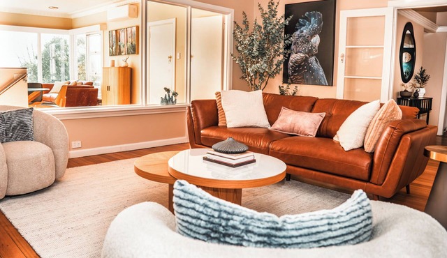 4BR Dandenong Ranges retreat with CBD views, fireplace, near Sky High. Sleeps 8.