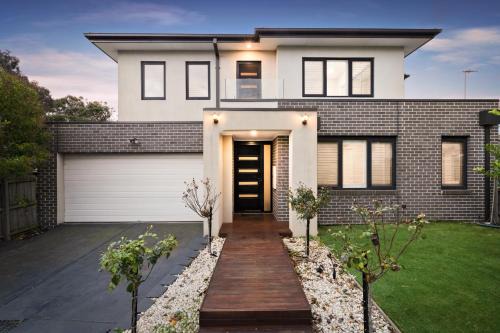 4BR Doncaster Home Dual Ensuites & Deck