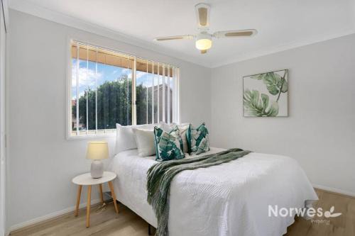 5 Bedroom Family and Group House Sleeps 10 Glenmore Park Blue Mountains Access