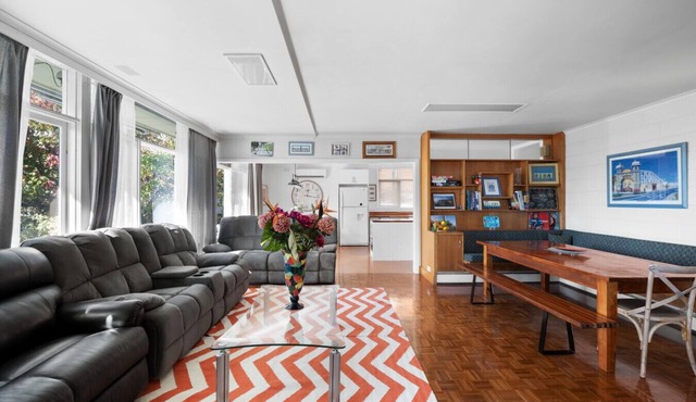 5-bedroom suite w/private kitchen & bathrooms