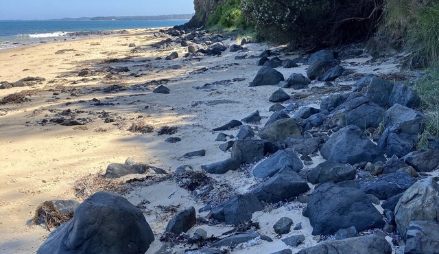 5 minute walk to Merricks Beach from comfortable beach shack