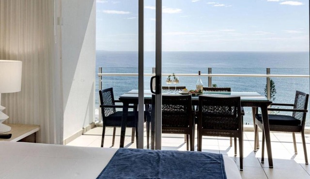 5-Star Beachfront Retreat with Theatre & Pool