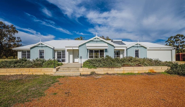 5BR Large Country Retreat on 40Ha Near Lake Clifton