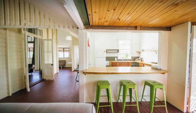 6 bedroom 2 bathroom Apartment/Cairns Central