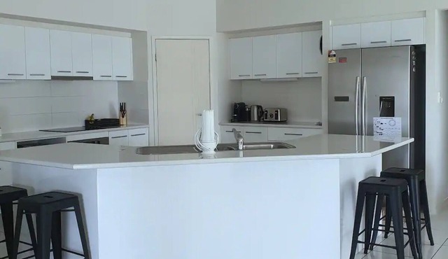 6 Bedroom Modern Home + Pet Friendly! Sleeps 14