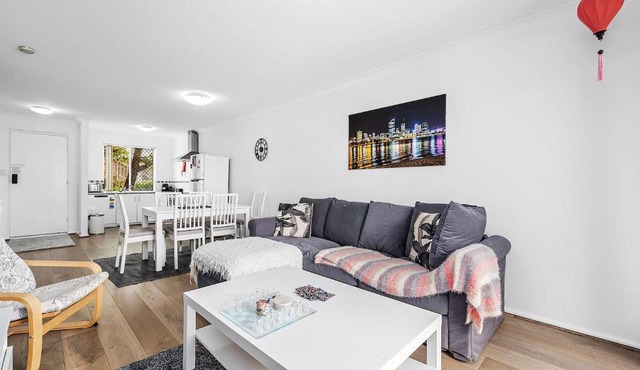 6 Light Bright Home in South Perth