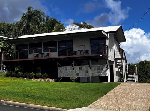 76 Cooloola Drive - Rainbow Beach. Aircon. Wifi. Ocean views