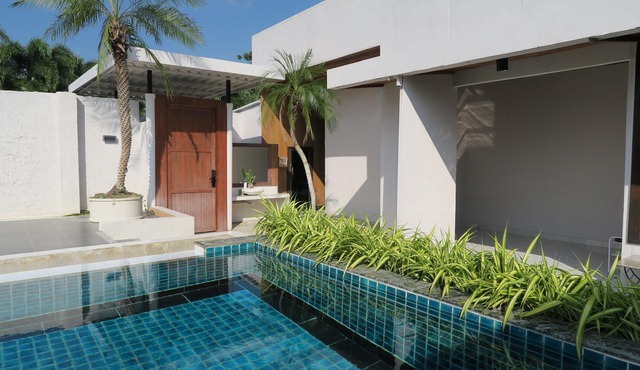 7BR Villa: Sleeps 19, Private Pool, Ideal for Families Near Central Festival in San Sai
