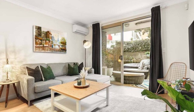 8 mins from Sydney Airport! 1BR + Courtyard