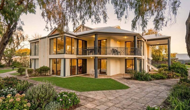 98 Steps To The Beach | Retreat with Pool Access