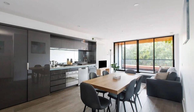 A 3BR Apt Next to Melbourne Zoo, Free Parking