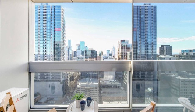 A Cozy Pet-friendly 2BR Near Southern Cross, Views