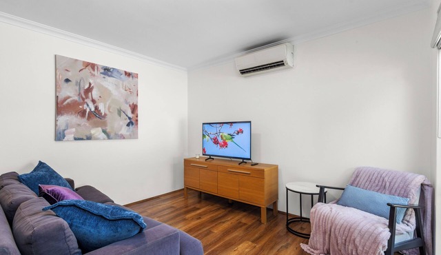 A Perfect Peach – A Sepal Stay is a quiet, well-appointed two-storey townhouse in the heart of North Perth. Comfortable bedrooms, a full kitchen, family-friendly features and easy access to the city, cafés and hospitals make it ideal for any stay.