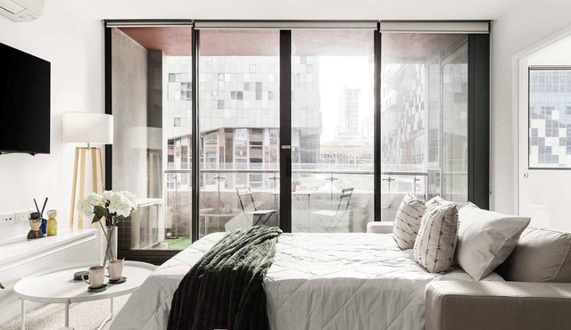 A Plush 2BR Apt Next to Southern Cross Station