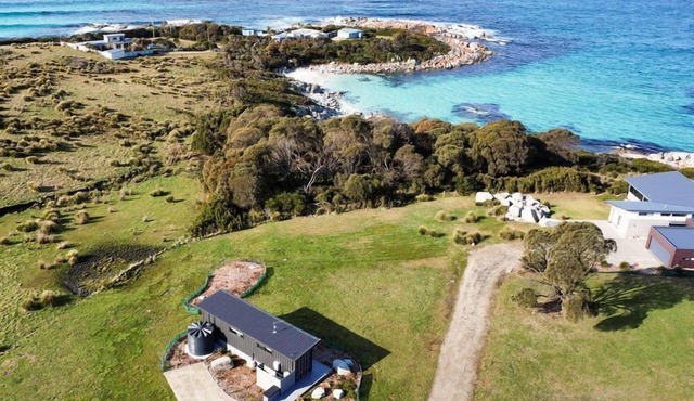 A tiny retreat located on the stunning Bay of Fires coastline