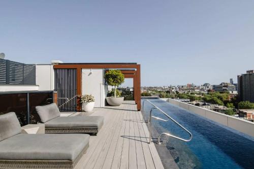 Abbotsford Abode With Pool Parking & Gym