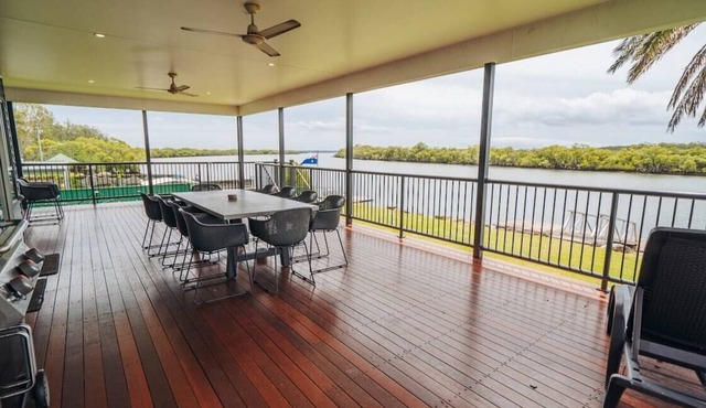 Absolute Waterfront Pumicestone Passage-Pontoon!
