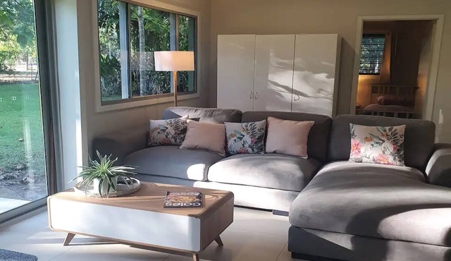 Adorable 2 bedroom unit, set in lush gardens