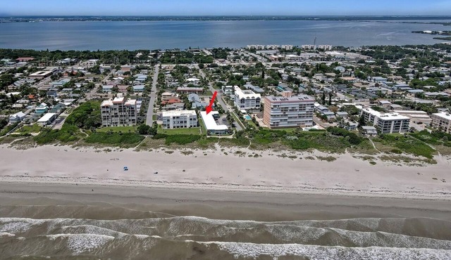 Affordable 2BR Main floor unit RIGHT ON THE BEACH! 1 King & 2 Queen Beds! in Cocoa Beach