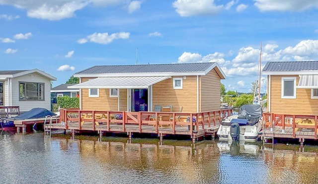 Air-conditioned chalet with a waterside terrace in Breukelen