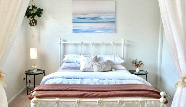 'Alba Bella' ~ Tranquil Sunrise Beach Apartment. Cosy~ Elegant~Modern~Spacious