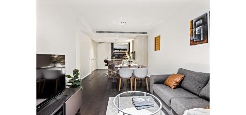 Albert Park 2BR Stay Ultra Luxe With Pool Gym Parking