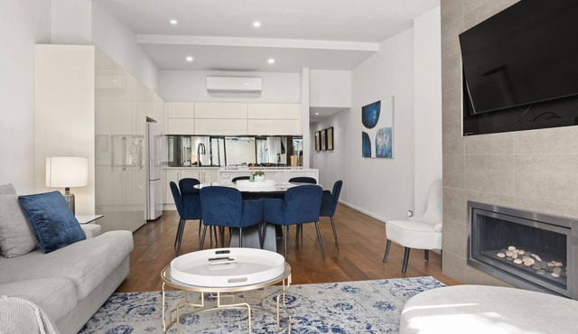 Albertine House - beautiful single-fronted weatherboard Victorian home i